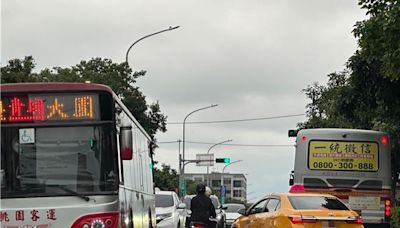 大園國際高中公車難停、車輛回堵 市府擬7月建候車亭 - 寶島