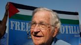 El lingüista y activista Noam Chomsky está hospitalizado en Brasil