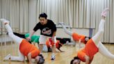 Inspirados por su debut olímpico, ancianos japoneses entran a la pista del breakdance