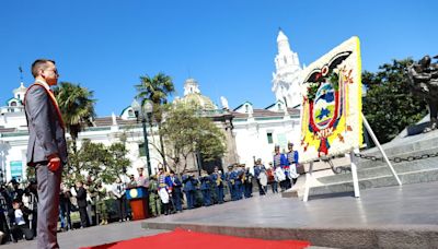 Presidente Daniel Noboa colocó ofrenda floral en conmemoración al Primer Grito de Independencia