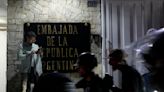 Gran susto en la embajada argentina: Policía de Maduro, asedio y 6 refugiados