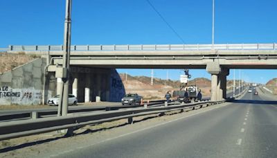 Llegaron los radares a la Ruta 7 de Neuquén: son instalados sobre la Avenida Alfonsín ¿multarán? - Diario Río Negro