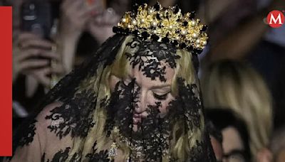 Madonna asiste a desfile de Dolce & Gabbana en Milán