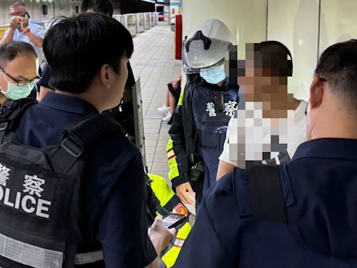 快訊/捷運府中站男車廂內磨「30公分銼刀」！ 5警衝月台壓制畫面曝