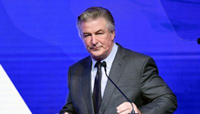 Jueza considerará desestimar la acusación contra Alec Baldwin por el tiroteo fatal en rodaje