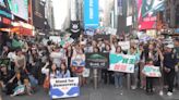 青鳥挺台廣告登紐約時報廣場 500台僑行動聲援台灣