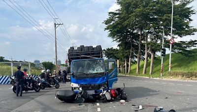 影/新莊嚴重車禍！堤外道路小貨車疑闖燈 輾毀2機車2女骨折、破相慘送醫