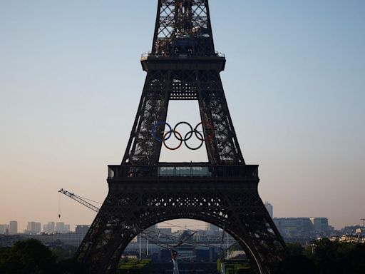 巴黎奧運｜巴黎鐵塔掛上奧運五環標誌（多圖） | am730
