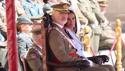 Felipe VI jura bandera 40 años después de su ingreso en la AGM con la Princesa Leonor como testigo