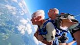 Un hombre de 90 años celebró su amor por su difunta esposa con un salto en paracaídas