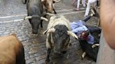 Segundo encierro de San Fermín 2024: un corredor se pega un 'trompazo' en la curva de Mercaderes