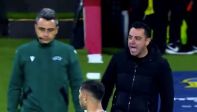 Xavi totalmente fuori controllo con l'arbitro di Barcellona-PSG: insulti e volgarità, ma aveva torto