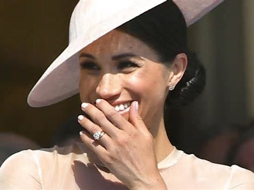 Acusan a Meghan Markle de agrandar el diamante de su anillo de compromiso