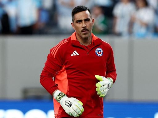 Claudio Bravo se lanza contra el arbitraje tras la eliminación de la Roja: “Increíble que te puedan cag... de esta manera” - La Tercera