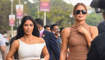 Kim et Khloe Kardashian, touristes très en vue sur un marché à Mumbai