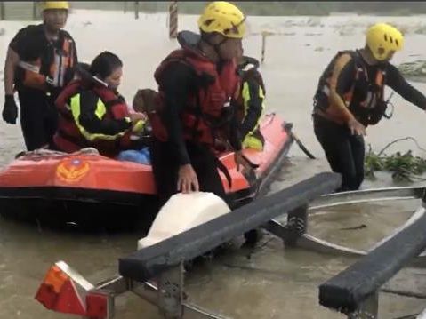 凱米雨量成災 新化區工廠淹水1米 消防隊救出2人2狗 - 生活