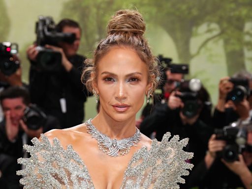 Los looks de la MET Gala 2024 inspirados en la naturaleza: de las transparencias de Jennifer Lopez al tocado de Sarah Jessica Parker