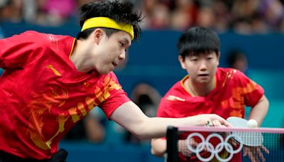 奧運桌球混雙中國擊敗北韓「空降怪物」 金牌球拍卻被攝影師踩斷