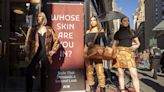 Animalistas protestan vestidos con ropa que simula piel humana en Nueva York