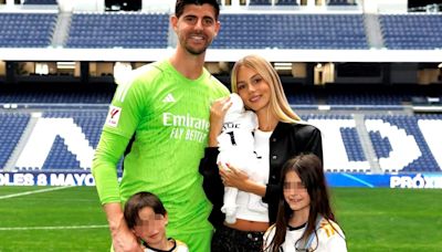 Thibaut Courtois posa por primera vez con Mishel Gerzig y sus tres hijos tras ver la luz al final del túnel