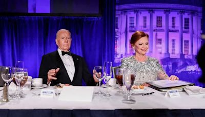 Biden se ríe de Trump en la cena de corresponsales: "Soy un hombre mayor que se mide a un niño"