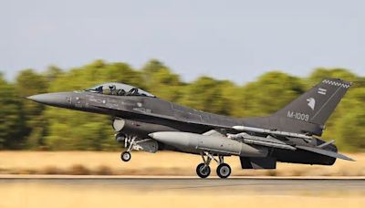 Argentina compró 24 aviones F-16 a Dinamarca; el ministro de Defensa se subió en uno