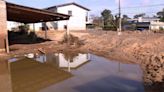 'Dunas de lama' dificultam retorno de moradores para casa em município do RS mais atingido por cheias