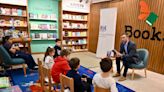 La Nación / British Week: embajador británico compartió lecturas y charla con niños en librería