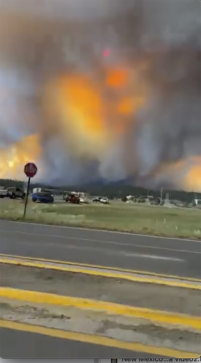 At least 1 dead in New Mexico wildfire that forced thousands to flee, governor’s office says