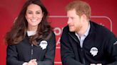 El príncipe Harry habla con Kate Middleton a espaldas de Meghan Markle