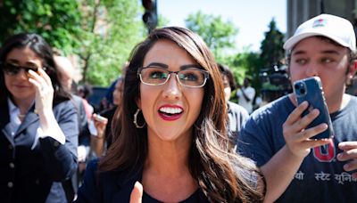 Lauren Boebert tries to remove Palestinian flag from statue at protest