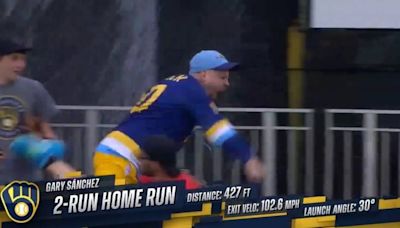 Brewers fan lost his mind after catch kept ball from going into fountains at the K