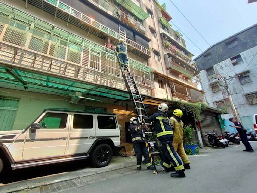 少年想爬陽台鐵窗進爺爺的家 受困雨遮上不去、下不來