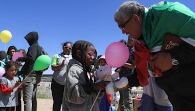 Niños migrantes celebraron el día del niño en la frontera de EE.UU. y México - El Diario NY