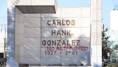 Detienen a tres sujetos acusados de vandalizar el monumento a Carlos Hank González