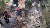 Especialistas trabajan para evitar que rocas caigan sobre casas