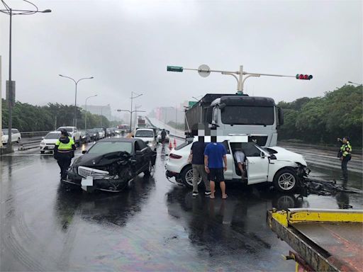 賠慘了！洲美快速道路嚴重車禍 賓士、保時捷「車頭撞爛」畫面曝