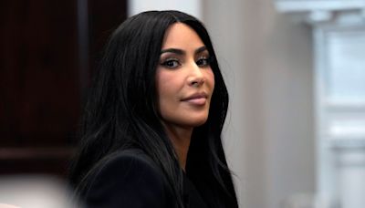 Netflix eliminó los abucheos del set de Kim Kardashian en el roast de Tom Brady - La Opinión