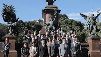 La Nación / Buenos Aires recordó la independencia de Paraguay con emotivo homenaje