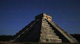 Serpiente lunar desciende por el castillo de Chichén Itzá e ilumina la zona