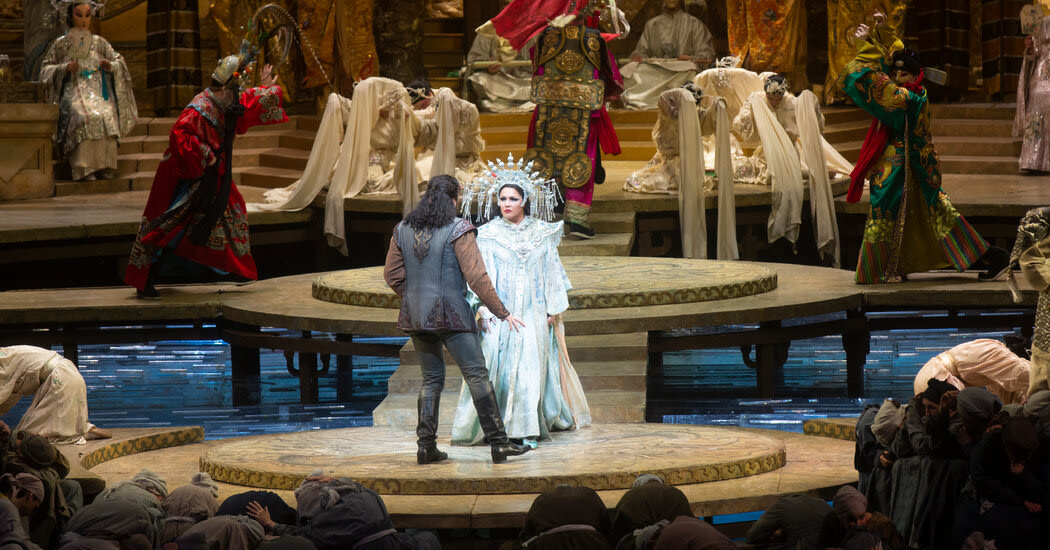 Anna Netrebko, Shunned in U.S. Over Putin Support, to Sing in Palm Beach