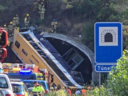 Reabierta la C-32 tras el aparatoso accidente de un autobús en Barcelona: cuatro de los heridos siguen graves