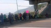 Mantienen bloqueo en autopista Siglo XXI pobladores de Tianguismanalco