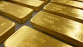 Gold gains as U.S. Fed minutes pressure dollar