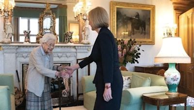 Le ultime parole della Regina Elisabetta all'ex premier Liz Truss: "Shockata che dopo 2 giorni sia morta"