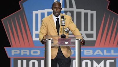 NFL Hall of Famer Terrell Davis says he was unjustly handcuffed and ‘humiliated’ on a flight