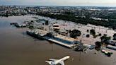 Las inundaciones sumergen a Porto Alegre en el caos: “Hay familias que llevan tres días subidas a un tejado”