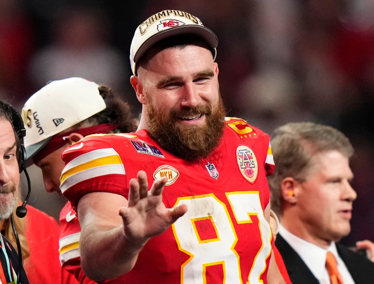 Chiefs and tight end Travis Kelce agree to 2-year extension, AP source says