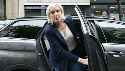 Candidates exit French runoff to block far right