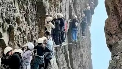 Vídeo: turistas ficam presos em montanha de 1.150 metros na China